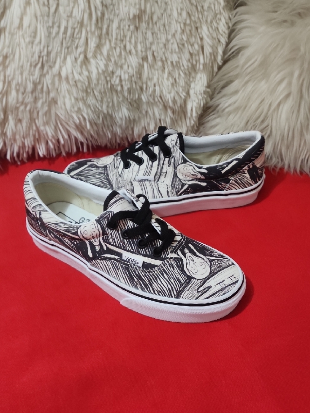 Vans Era MoMA Edvard Munch Canvas Sneakers in Black and White with Graphic Print - Picture 4 of 12